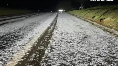 Fotos de Chuva de granizo cobre rodovia de gelo no Paraná