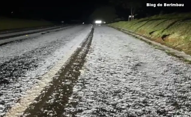 Fotos de Chuva de granizo cobre rodovia de gelo no Paraná