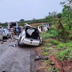 Fotos de Homem em veículo com placas de Sarandi morre após grave acidente na BR-376