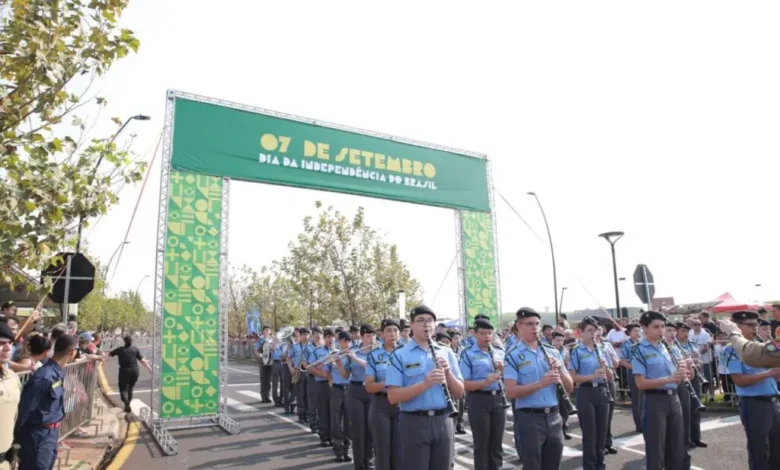 Fotos de Milhares de pessoas acompanham o desfile em comemoração ao Dia do Independência do Brasil em Maringá