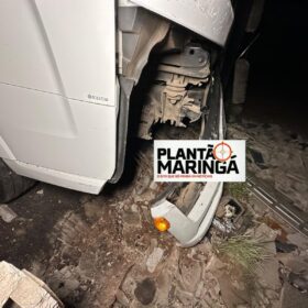 Fotos de Motorista perde controle de caminhão e derruba muro de empresa em Maringá, ele foi socorrido inconsciente