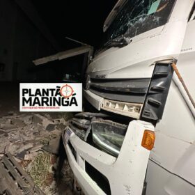 Fotos de Motorista perde controle de caminhão e derruba muro de empresa em Maringá, ele foi socorrido inconsciente