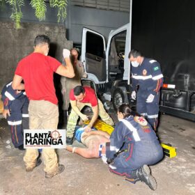 Fotos de Motorista perde controle de caminhão e derruba muro de empresa em Maringá, ele foi socorrido inconsciente