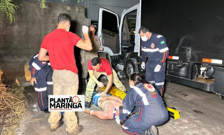 Fotos de Motorista perde controle de caminhão e derruba muro de empresa em Maringá, ele foi socorrido inconsciente