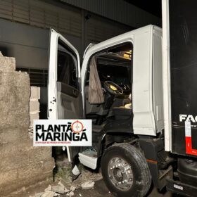 Fotos de Motorista perde controle de caminhão e derruba muro de empresa em Maringá, ele foi socorrido inconsciente