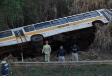 Fotos de Ônibus com mais de 20 crianças tomba na BR 277