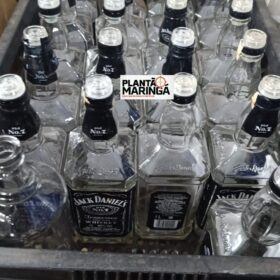 Fotos de Policia Militar fecha fábrica que falsificava Whiskey e vodka em Maringá  