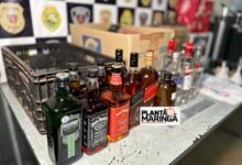 Fotos de Policia Militar fecha fábrica que falsificava Whiskey e vodka em Maringá  