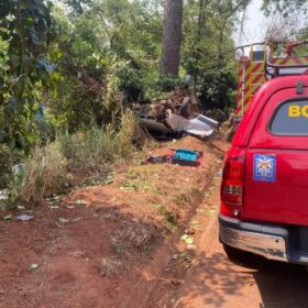 Fotos de Quatro vítimas de acidente com van que saiu da pista, capotou e bateu em árvore no Paraná são identificadas