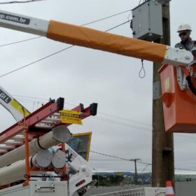 Fotos de Rajadas de vento deixam 10 mil imóveis sem energia em Maringá