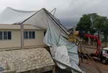 Fotos de Tenda é arrancada pelo vento em paróquia de Maringá; vídeo