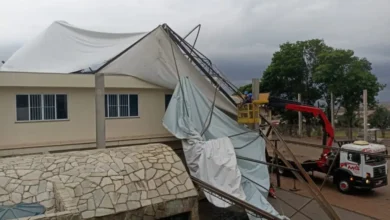 Fotos de Tenda é arrancada pelo vento em paróquia de Maringá; vídeo