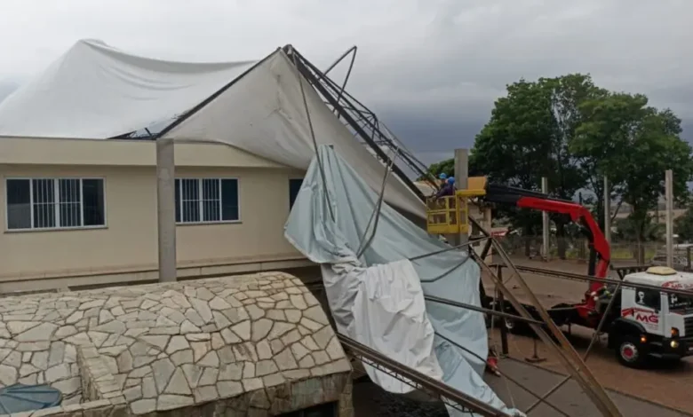 Fotos de Tenda é arrancada pelo vento em paróquia de Maringá; vídeo