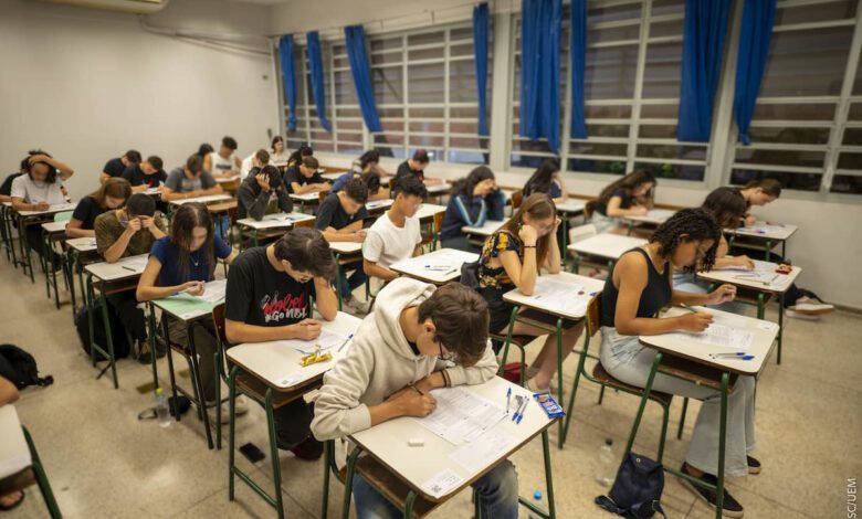 Fotos de UEM abre inscrição para seleção de servidores temporários; salário previsto é de R$ 4.231,60