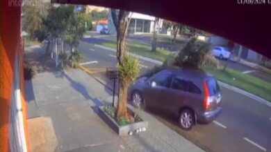 Fotos de Vídeo: Motorista tem mal súbito e carro destrói ponto de ônibus após a colisão em Maringá