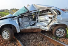 Fotos de Após colisão com trem, carro é arrastado por mais de 150 metros no PR