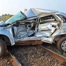 Fotos de Após colisão com trem, carro é arrastado por mais de 150 metros no PR