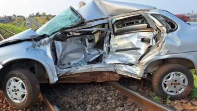 Fotos de Após colisão com trem, carro é arrastado por mais de 150 metros no PR