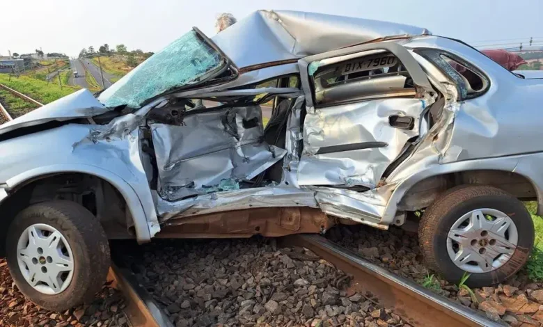 Fotos de Após colisão com trem, carro é arrastado por mais de 150 metros no PR