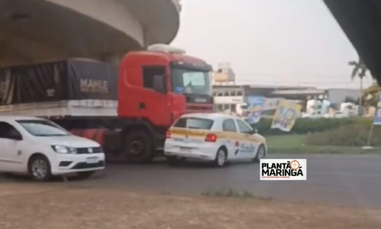 Fotos de Carro de autoescola é arrastado por carreta na Avenida Colombo entre Maringá e Sarandi  