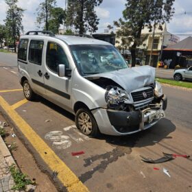 Fotos de Carro desgovernado provoca acidente grave na Avenida Mandacaru em Maringá