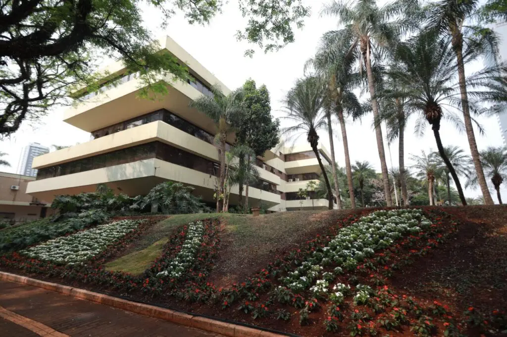 Fotos de Dia do Servidor Público, nesta segunda-feira, será ponto facultativo em Maringá