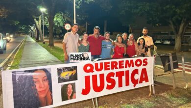 Fotos de Familiares fazem protesto no local do acidente onde moça de 19 anos morreu após motorista de Porsche avançar sinal vermelho em Maringá