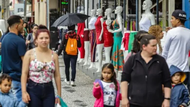 Fotos de Feriado de Nossa Senhora Aparecida irá alterar o funcionamento do comércio em Maringá e região