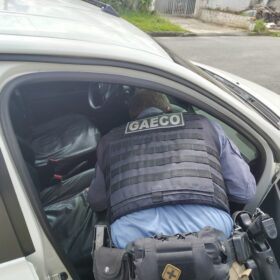 Fotos de Gaeco realiza três ações simultâneas voltadas a apurar homicídio vinculado a líder de facção criminosa e concessão de regalias a ele por agentes públicos