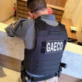 Fotos de Gaeco realiza três ações simultâneas voltadas a apurar homicídio vinculado a líder de facção criminosa e concessão de regalias a ele por agentes públicos