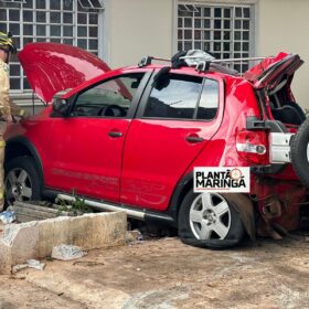 Fotos de Câmera registra motorista embriagado batendo em árvore em Maringá