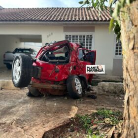 Fotos de Câmera registra motorista embriagado batendo em árvore em Maringá