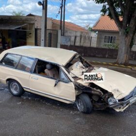 Fotos de Motorista perde controle de veículo e capota em Maringá; veja o vídeo