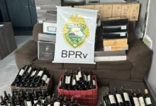 Fotos de Polícia Rodoviária apreende caixas de vinho na PR-317