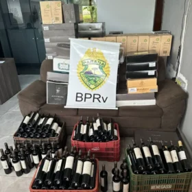 Fotos de Polícia Rodoviária apreende caixas de vinho na PR-317