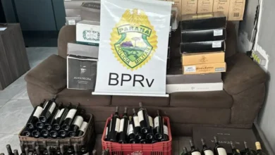 Fotos de Polícia Rodoviária apreende caixas de vinho na PR-317