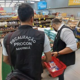 Fotos de Procon flagra alimentos irregulares em vistoria em mercado de Maringá