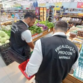 Fotos de Procon flagra alimentos irregulares em vistoria em mercado de Maringá