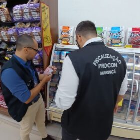 Fotos de Procon flagra alimentos irregulares em vistoria em mercado de Maringá