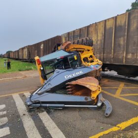 Fotos de Acidente envolvendo locomotiva e retroescavadeira deixa trabalhador ferido em Mandaguari