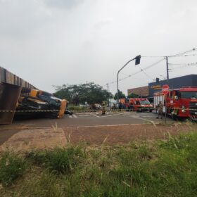 Fotos de Acidente envolvendo locomotiva e retroescavadeira deixa trabalhador ferido em Mandaguari