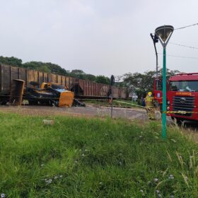 Fotos de Acidente envolvendo locomotiva e retroescavadeira deixa trabalhador ferido em Mandaguari