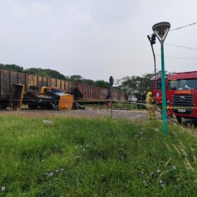 Fotos de Acidente envolvendo locomotiva e retroescavadeira deixa trabalhador ferido em Mandaguari