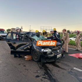 Fotos de Câmera de segurança registra carro capotando após acidente com carreta em Sarandi