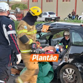 Fotos de Câmera de segurança registra carro capotando após acidente com carreta em Sarandi