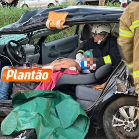 Fotos de Câmera de segurança registra carro capotando após acidente com carreta em Sarandi