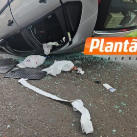 Fotos de Câmera registra carro capotando após bater em carro e moto estacionados em Maringá