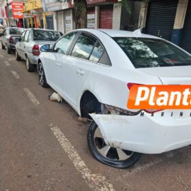 Fotos de Câmera registra carro capotando após bater em carro e moto estacionados em Maringá