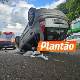 Fotos de Câmera registra carro capotando após bater em carro e moto estacionados em Maringá