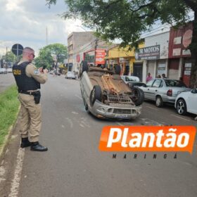 Fotos de Câmera registra carro capotando após bater em carro e moto estacionados em Maringá